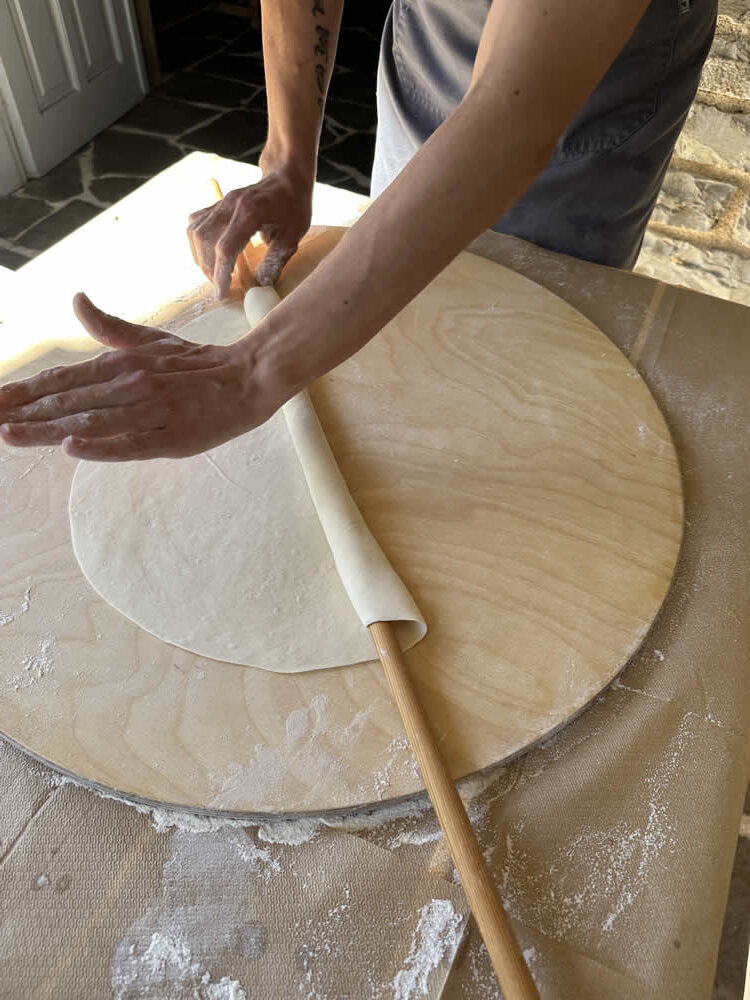 απλώνοντας το φύλλο για την πίττα